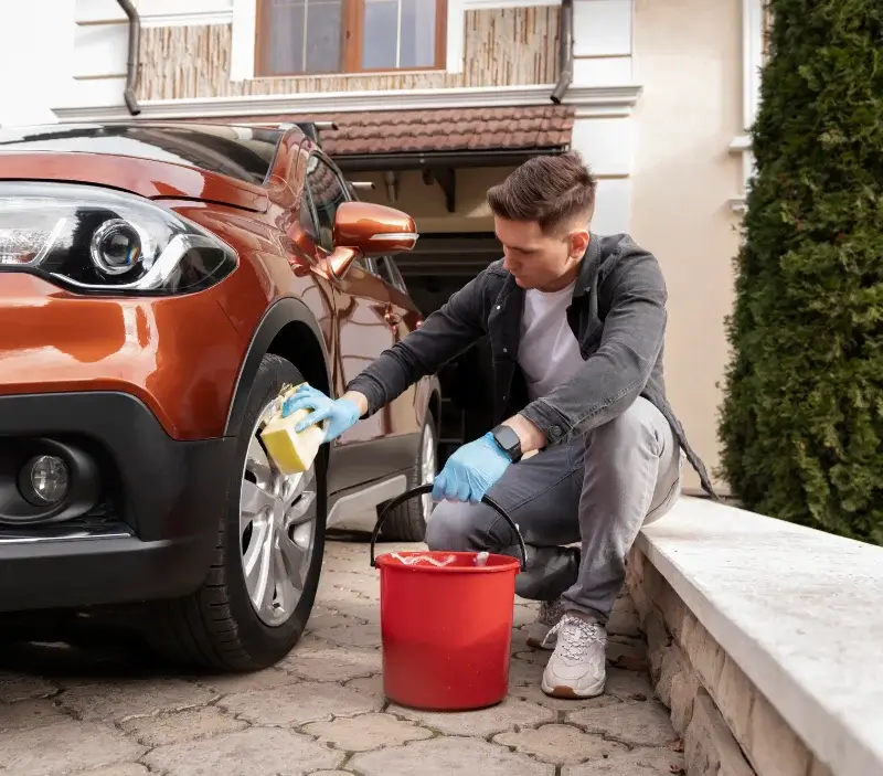Lavage auto à domicile La Pacaudière : professionnel intervenant sur un véhicule